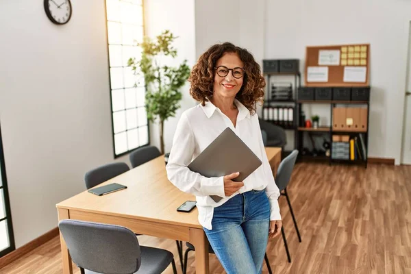 Middle Age Hispanic Woman Smiling Confident Holding Clipboard Office — ストック写真