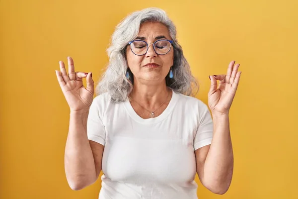 Sarı Arka Planda Duran Gri Saçlı Orta Yaşlı Kadın Rahatla — Stok fotoğraf