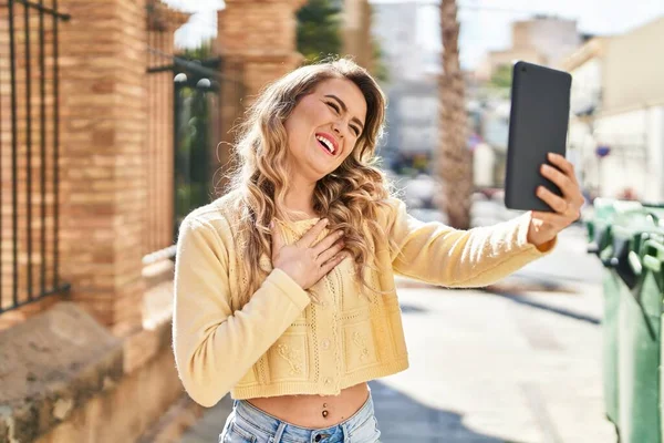 Junge Frau Lächelt Selbstbewusst Bei Videoanruf Auf Der Straße — Stockfoto