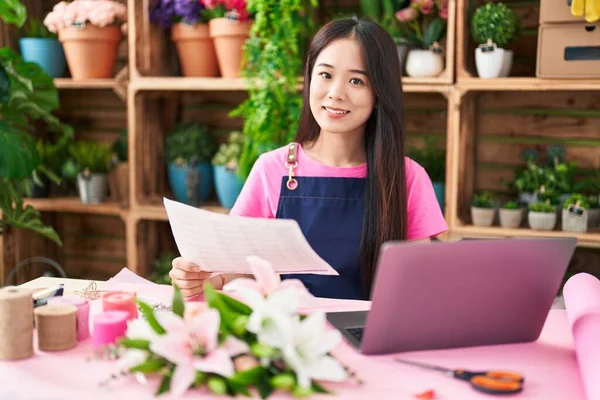 Wanita Muda Cina Penjual Bunga Menggunakan Laptop Membaca Dokumen Toko — Stok Foto