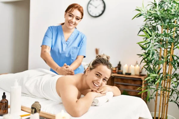 Kvinna Par Ler Säker Med Ryggmassage Skönhetscentret — Stockfoto