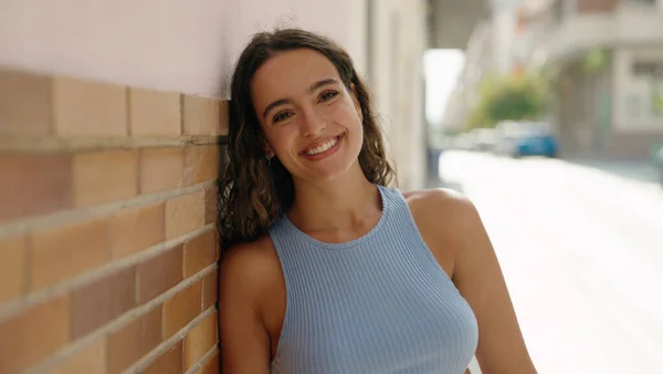 Wanita Cantik Hispanik Muda Tersenyum Berdiri Percaya Diri Jalan — Stok Foto
