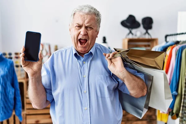 Elinde Alışveriş Poşetleri Olan Yaşlı Bir Adam Akıllı Telefon Ekranı — Stok fotoğraf