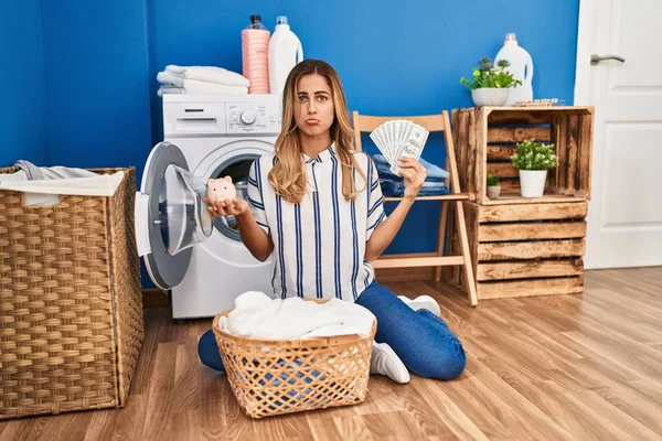 Mujer Rubia Joven Haciendo Lavandería Ahorrando Dinero Deprimido Preocuparse Por —  Fotos de Stock