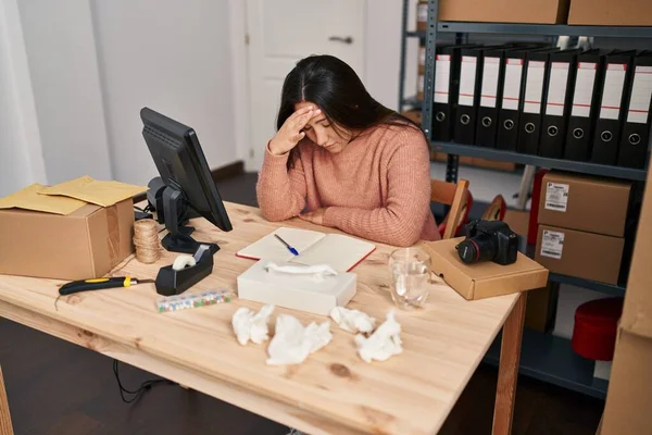 Young Hispanic Woman Ecommerce Business Worker Headache Office —  Fotos de Stock