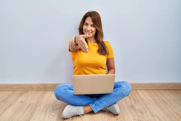 Mujer Hispana Usando Portátil Sentado Suelo Casa Sonriendo Amable Ofreciendo —  Fotos de Stock