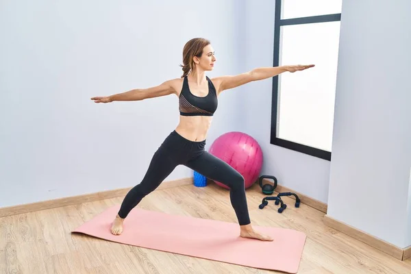 Yoga Entraînement Jeune Femme Centre Sportif — Photo