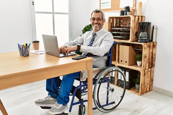 Μεσήλικας Ισπανός Που Εργάζεται Στο Γραφείο Κάθεται Αναπηρική Καρέκλα Ένα — Φωτογραφία Αρχείου