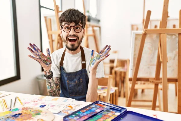 西班牙裔男子胡子在艺术工作室庆祝疯狂和惊奇的成功 举臂和睁开眼睛尖叫兴奋 获奖者概念 — 图库照片
