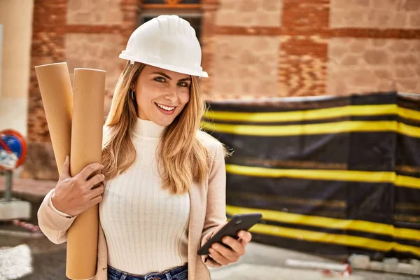 Ung Blond Kvinna Som Håller Ritningar Med Hjälp Smartphone Gatan — Stockfoto