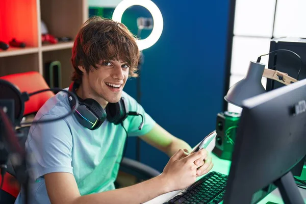 Jovem Loiro Homem Streamer Usando Computador Smartphone Sala Jogos — Fotografia de Stock