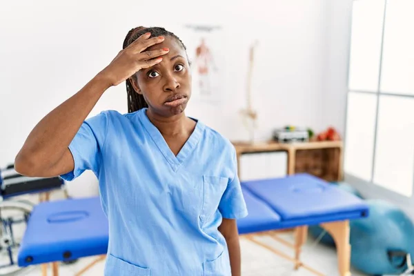 Schwarze Frau Mit Zöpfen Die Der Schmerzklinik Arbeitet Besorgt Und — Stockfoto