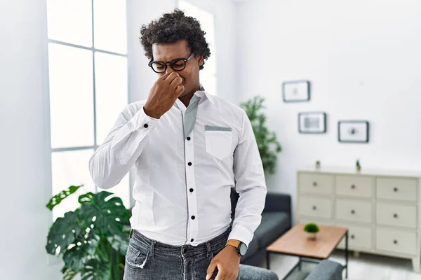 相談所のアフリカ人心理学者は臭いと嫌な匂いを嗅ぎ鼻に指で息をしている 臭いが悪い — ストック写真