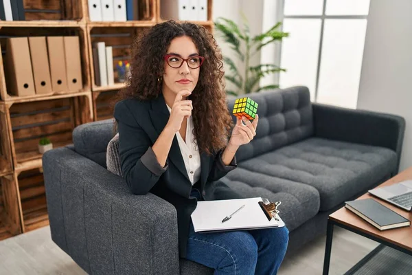 Mulher Hispânica Jovem Jogando Colorido Jogo Inteligência Cubo Quebra Cabeça — Fotografia de Stock