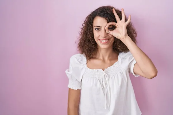 Hispanic Woman Curly Hair Standing Pink Background Doing Gesture Hand — Stock Photo, Image