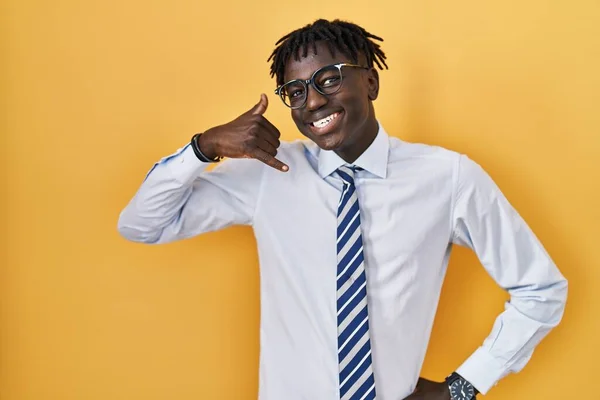 Hombre Africano Con Rastas Pie Sobre Fondo Amarillo Sonriendo Haciendo —  Fotos de Stock