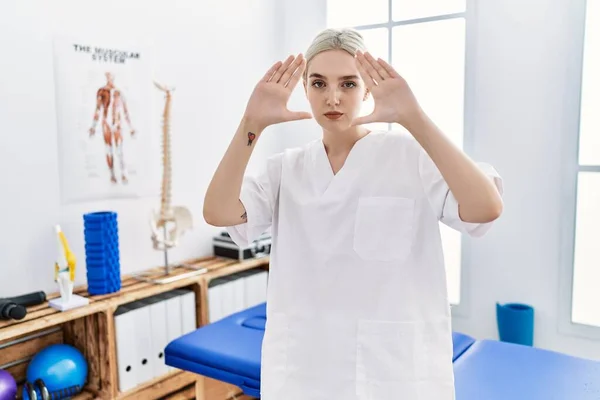 Ung Kaukasiska Kvinna Som Arbetar Smärta Återhämtning Klinik Gör Ram — Stockfoto