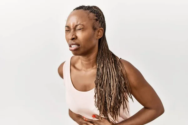 Zwarte Vrouw Met Vlechten Die Een Geïsoleerde Achtergrond Staan Met — Stockfoto