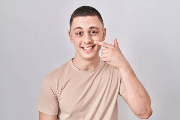 Zole Edilmiş Arka Planda Duran Genç Adam Parmakları Burnuna Yüzüne — Stok fotoğraf