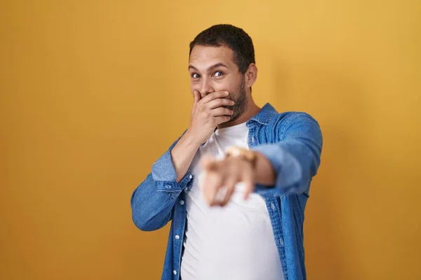 Hispanic Man Standing Yellow Background Laughing You Pointing Finger Camera — Stockfoto
