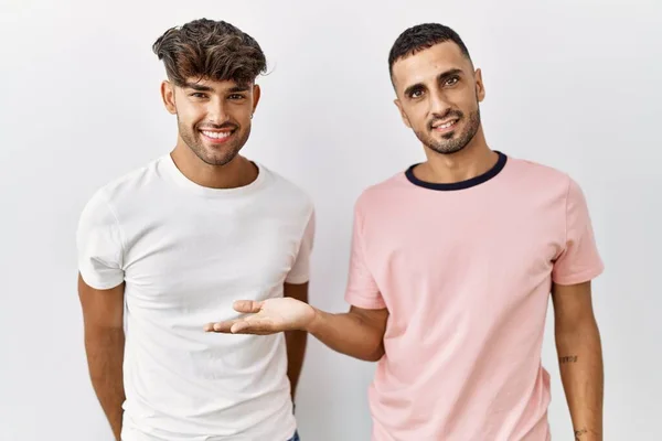 Joven Gay Pareja Pie Sobre Aislado Fondo Sonriendo Alegre Presentando —  Fotos de Stock