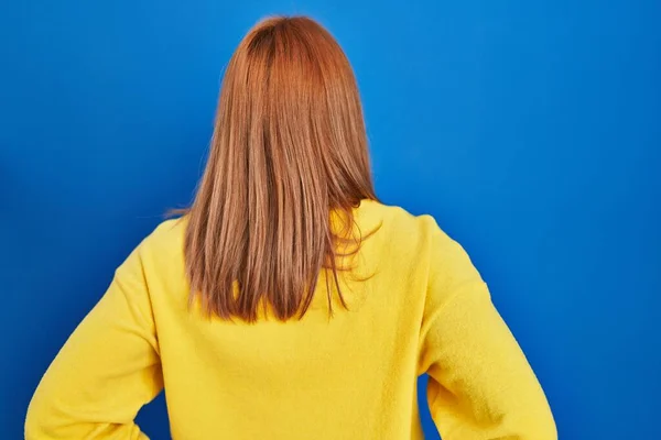 Jonge Vrouw Staan Blauwe Achtergrond Staan Achteruit Kijken Weg Met — Stockfoto