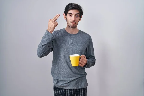 Joven Hispano Usando Pijama Bebiendo Una Taza Café Disparando Matándose —  Fotos de Stock