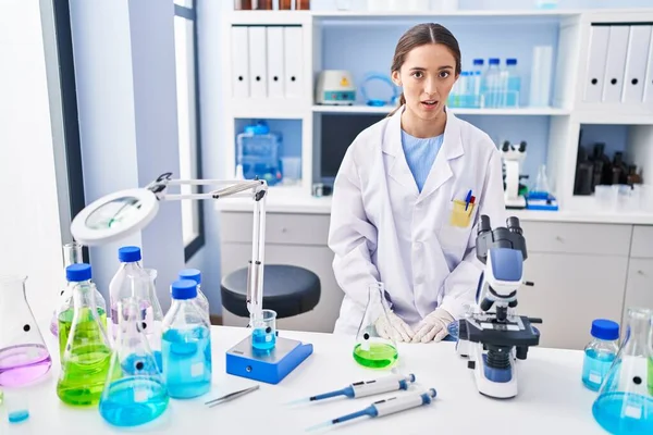 Laboratuvarda çalışan genç esmer kadın ağzı açık kalmış, korkmuş ve hayrete düşmüştü. 