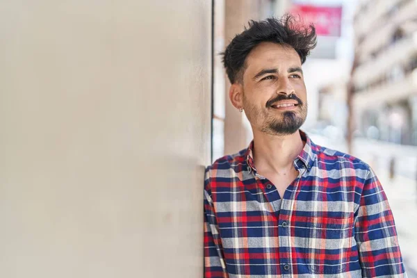 Young Hispanic Man Smiling Confident Looking Side Street — Fotografia de Stock