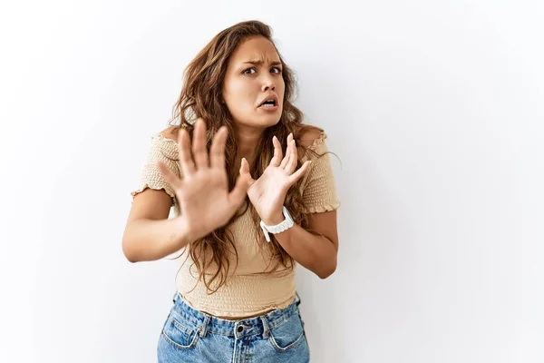 Schöne Hispanische Frau Steht Über Isoliert Während Hintergrund Angst Und — Stockfoto