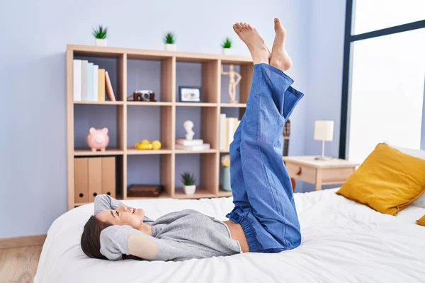 Junge Schöne Hispanische Frau Entspannt Mit Händen Auf Kopf Und — Stockfoto