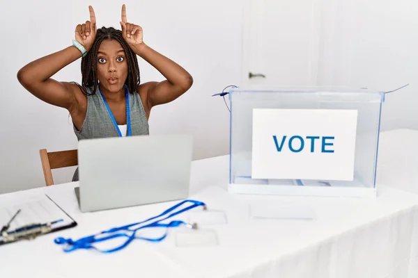 Νεαρή Αφρο Αμερικανίδα Που Εργάζεται Στις Πολιτικές Εκλογές Ψηφοδέλτιο Κάνοντας — Φωτογραφία Αρχείου