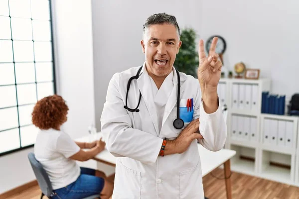 Médico Meia Idade Clínica Com Paciente Sorrindo Com Rosto Feliz — Fotografia de Stock