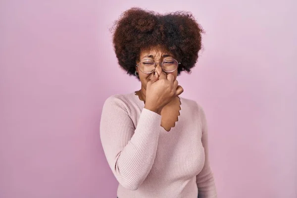 Ung Afrikansk Amerikansk Kvinna Står Över Rosa Bakgrund Luktar Något — Stockfoto