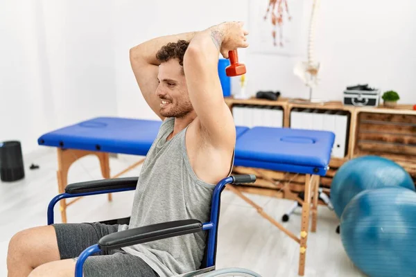 Junger Hispanischer Mann Bei Reha Mit Hantel Rollstuhl Klinik — Stockfoto