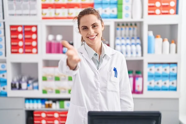 Молодая Женщина Фармацевт Приветственным Выражением Аптеке — стоковое фото