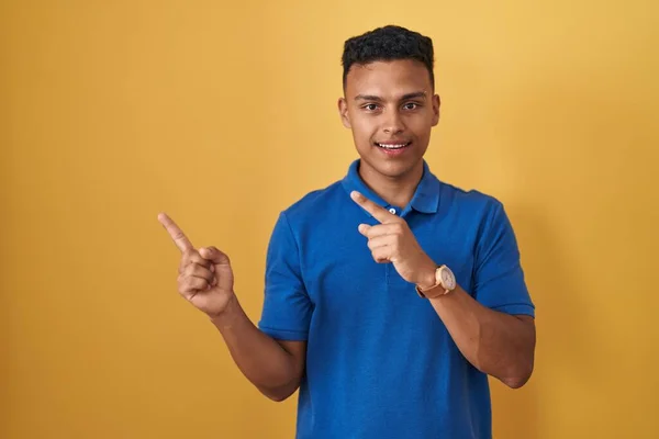 Mladý Hispánec Stojí Nad Žlutým Pozadím Usmívá Dívá Kameru Ukazující — Stock fotografie