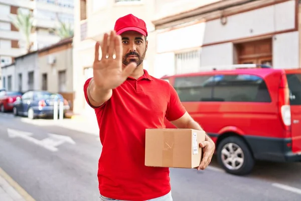 Sakallı Teslimat Üniforması Giyen Elinde Açık Bir Şapka Kutusu Olan — Stok fotoğraf