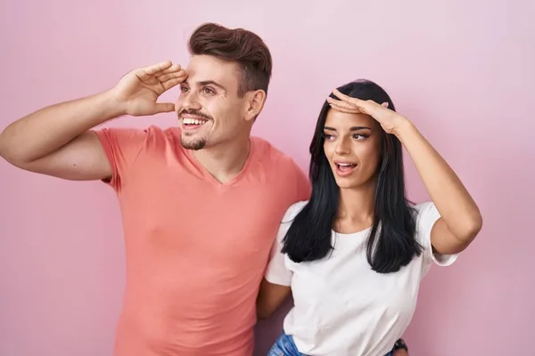 Young Hispanic Couple Standing Pink Background Very Happy Smiling Looking — Zdjęcie stockowe