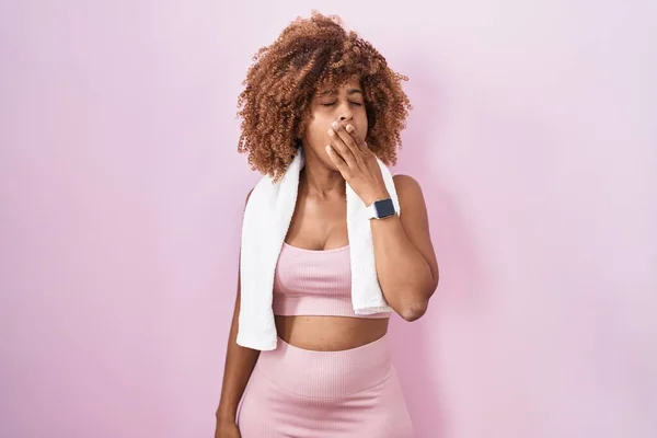 Young Hispanic Woman Curly Hair Wearing Sportswear Towel Bored Yawning — Stock Photo, Image