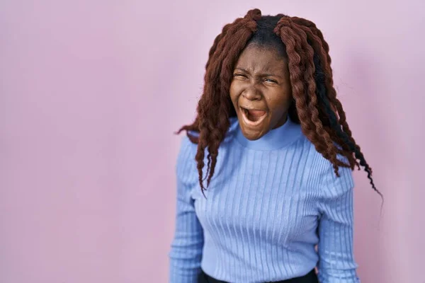 Pembe Arka Planda Dikilen Afrikalı Kadın Kızgın Öfkeli Çığlıklar Atıyor — Stok fotoğraf