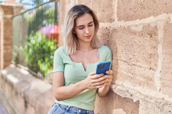 Jovem Mulher Usando Smartphone Rua — Fotografia de Stock