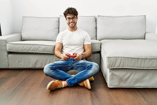 Homem Hispânico Jogando Vídeo Game Segurando Controlador Pelo Sofá Olhando — Fotografia de Stock