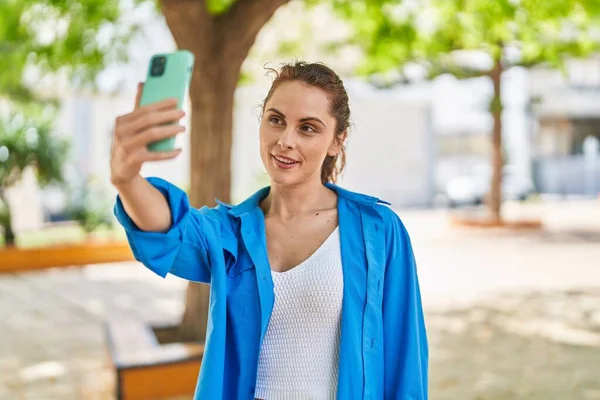 Young Woman Smiling Confident Making Selfie Smartphone Park — Fotografia de Stock