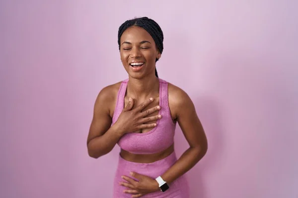 Mujer Afroamericana Con Trenzas Que Usan Ropa Deportiva Sobre Fondo — Foto de Stock