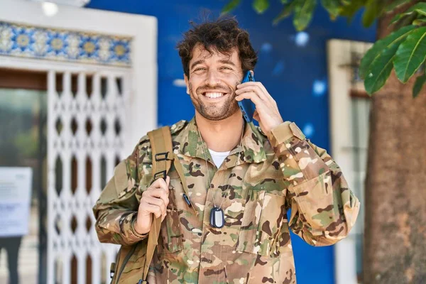 Giovane Soldato Dell Esercito Che Parla Smartphone Strada — Foto Stock