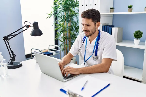 Ung Latinamerikan Man Bär Läkare Uniform Med Bärbar Dator Arbetar — Stockfoto