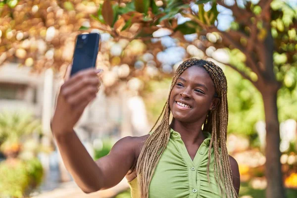 Afrikansk Amerikansk Kvinna Ler Säker Att Göra Selfie Smartphone Parken — Stockfoto