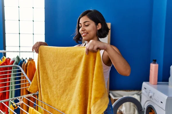 Young Latin Woman Smiling Confident Hanging Clothes Clothesline Laundry Room — ストック写真