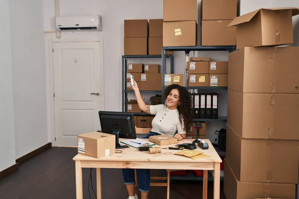 Young Beautiful Hispanic Woman Ecommerce Business Worker Turning Air Conditioning — Stock Photo, Image